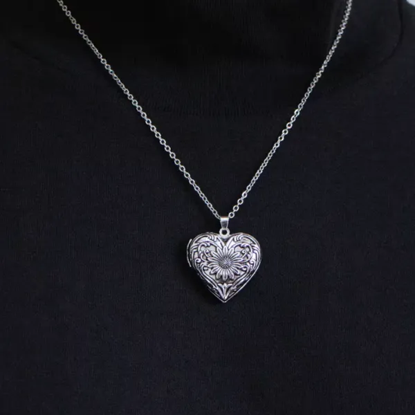 Pet Memorial Necklace with Adjustable Chain and Secure Clasp