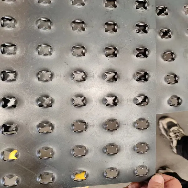 Industrial Safety Anti-slip Products, Galvanized Alligator Mouth Anti-slip Plate, Stair Tread, Perforated Plate photo-2
