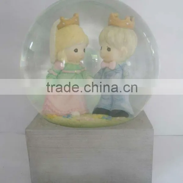 2014 High Quality Resin Customized Snow Globes