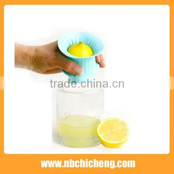 Easy Handle Silicon Kitchen Tools Lemon Juicer Silicone Fruit Juicer photo-4