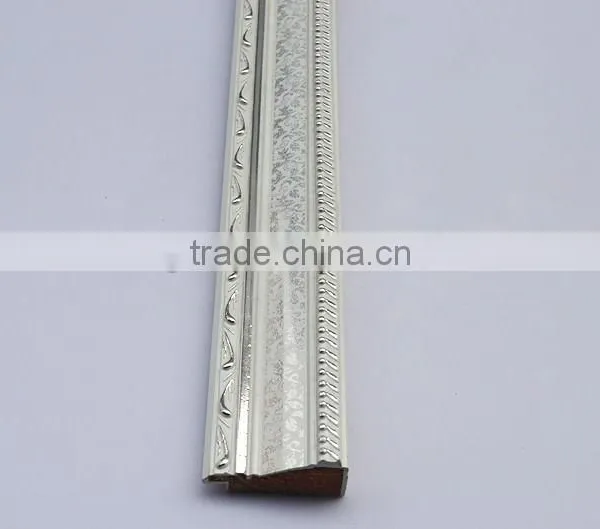 White Shivering Flower Wooden Photo Frame Moulding