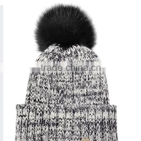 Top Sale Women Pom Label Woven Cotton Ball Acrylic Knitted Cap photo-2