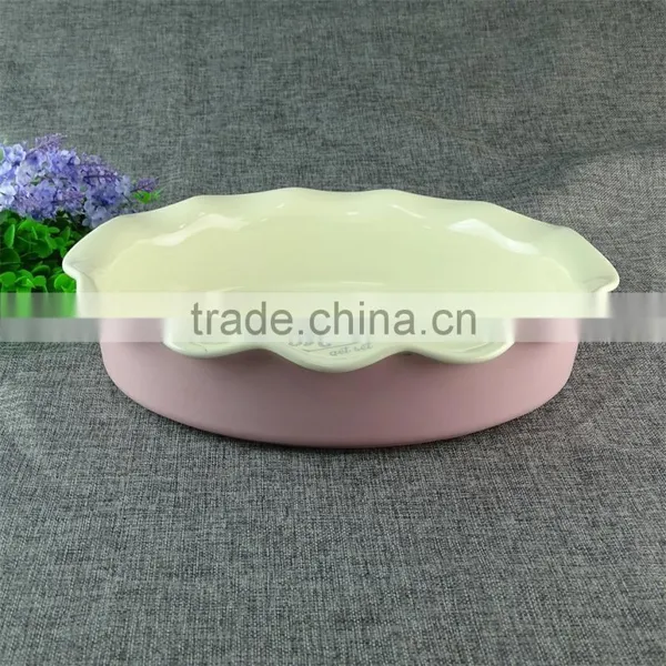 Fine Bone China Pink Wavy Edge Great Ceramic Round Baking Pan Stock photo-2