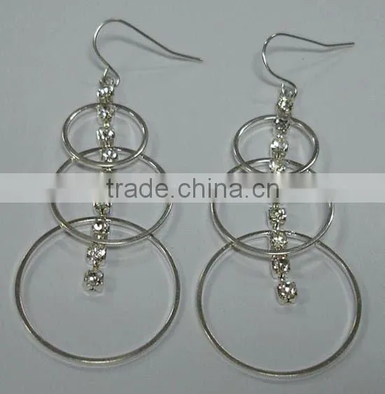 Fashion earring with three rings and a strip with stones