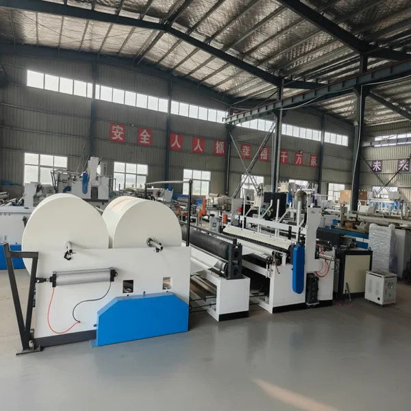 Máquina de fabricación de papel higiénico de hotel. Máquina de fabricación de productos de rollos de papel higiénico en gran formato, rollos de papel de cocina