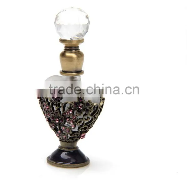 Classic Simple Heart Shaped Glass Perfume Bottle With Gold Cap photo-3