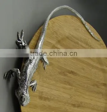 High Quality Bamboo Round Plate With Metal Lizard L:13.8" photo-5