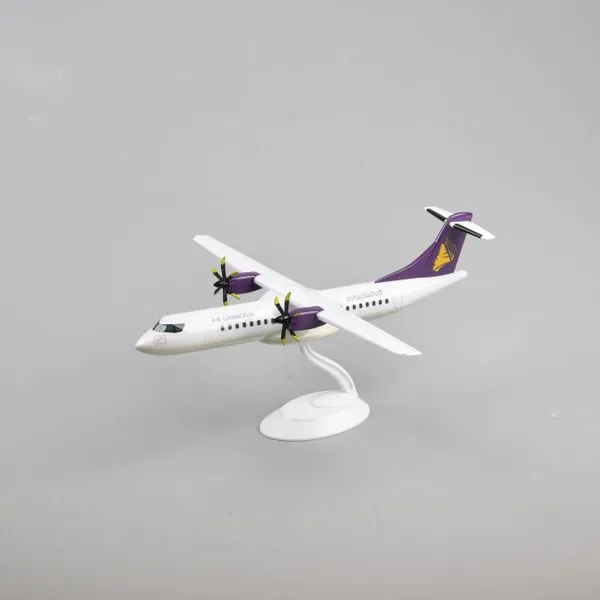 Пластиковая модель самолёта AIR CAMBODIA ATR - 72 размером 28 см с колёсами. Модель самолёта в качестве подарка или игрушки