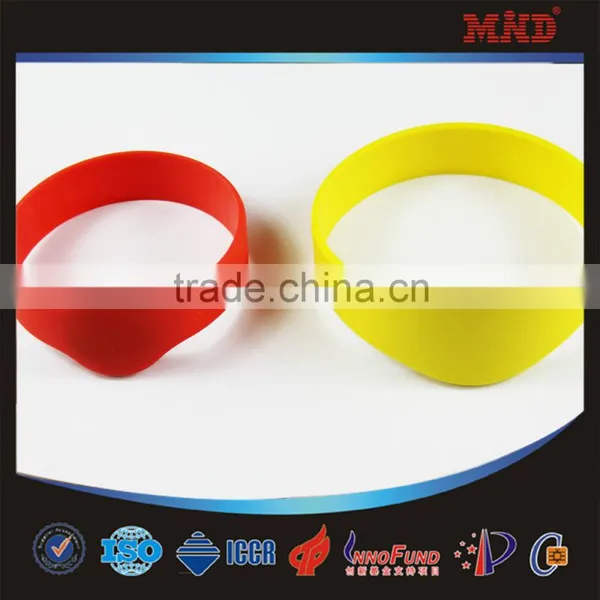 MDW72 Custom LF/HF/UHF RFID Silicone Waterproof Wristbands in China photo-3