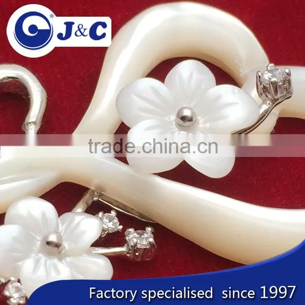 High Quality Fashion White Mother of Shell Engraved Pendant photo-2