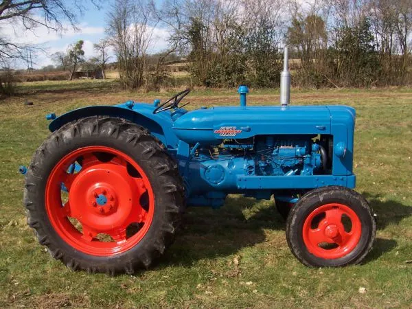 400hp 220hp Strong Engine Tractor Farm Equipment 48KW Cabin And Air Condition
