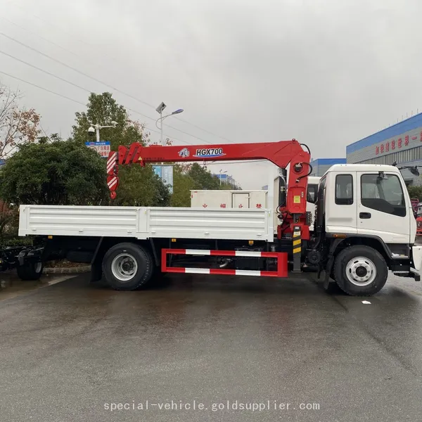 Isuzu Transport Vehicle Carrying a 5-ton Crane photo-3