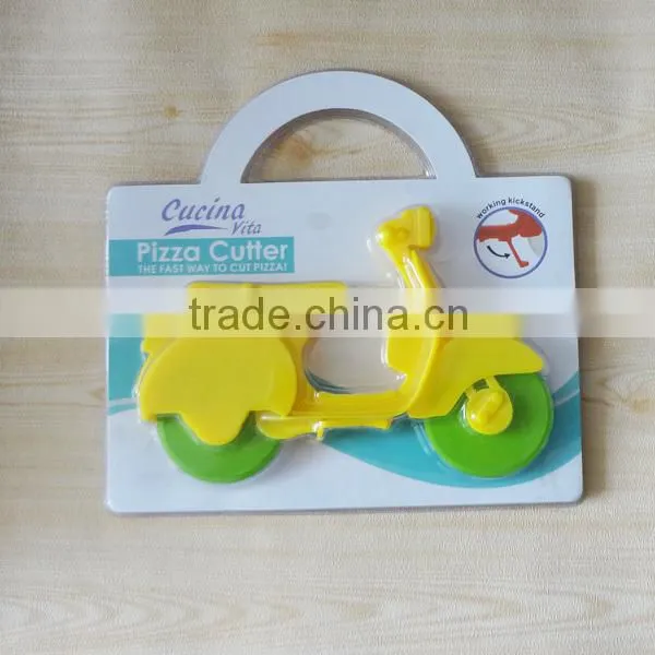 Hot Sale Plastic Pizza Cutter , Pizza Making Tools With Blister Card Packing