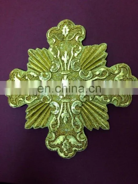 HAND EMBROIDERY CROSS WITH METALLIC THREADS AT WOODEN BASE