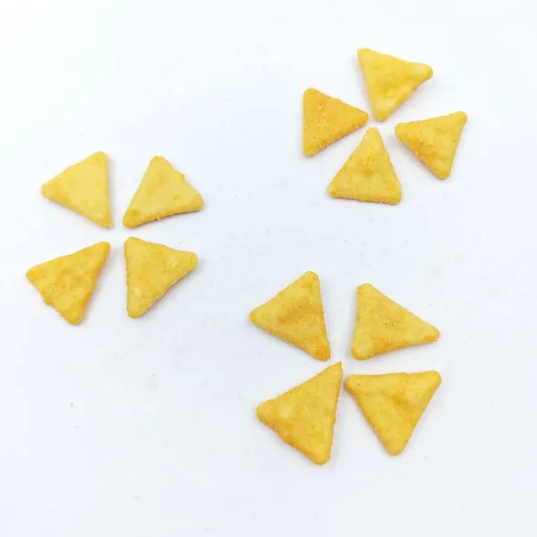 Factory Supply Low Oil Baked Cheese Triangle Corn Chips, Savory Crispy Corn Senbei Snacks, Custom Flavor, HALAL Food photo-4