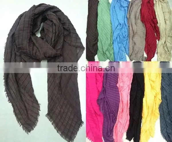 81310139 Solid Color Grid Figure Scarf With Gimp