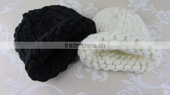 2015 Popular Super Chunky Thick Yarn for Quick Knitting Hat in Solid Color photo-3