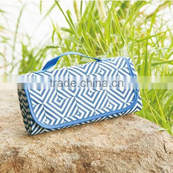 Fold Into a Bag Suitcase Double Layers 600D Oxford One Side Print One Side Solid Waterproof Picnic Mat photo-2
