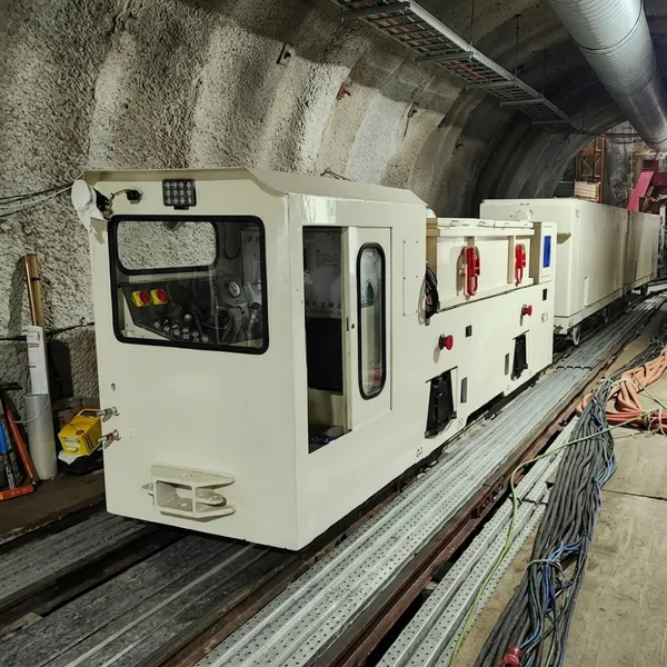Battery Powered Electric Locomotive for Tunnel and Tourist Transportation