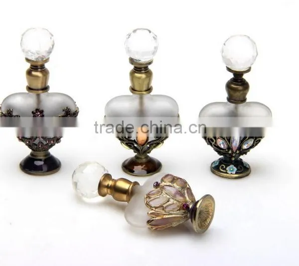 Classic Simple Heart Shaped Glass Perfume Bottle With Gold Cap photo-6