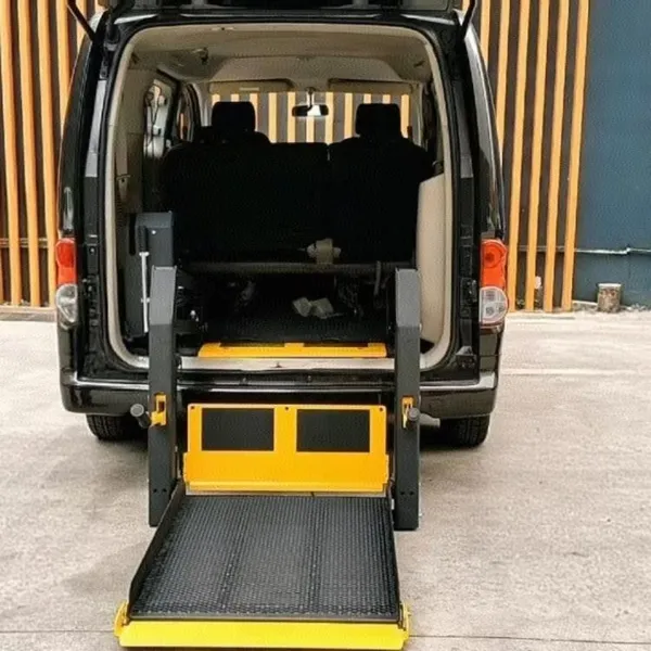 Платформа для подъема инвалидных и пожилых на коляске-каре Hiace Automaitc, обеспечивающая свободное передвижение на улице