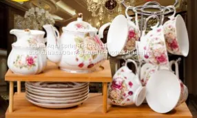 Английский стильный чайный сервис из костяной фарфора с цветами