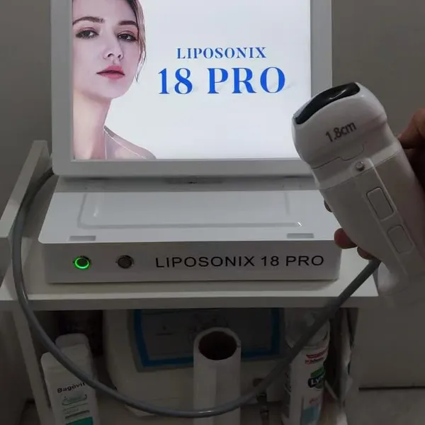 Полуавтоматическая машина Liposonix с зондами 10 мм, 14 мм и 18 мм, фокусная глубина 2,0 - 3,5 мм, соответствующая стандартам для липосакции