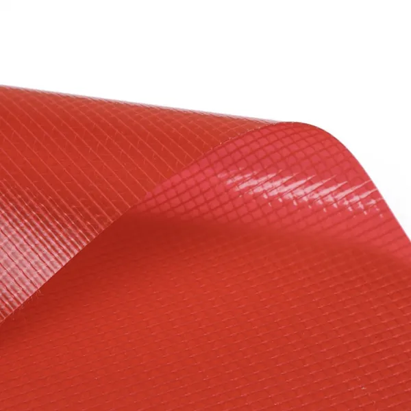 Tela de fibra revestida com PVC transparente de 0,5mm de espessura e 600g/m², com resistência à tração de 50kN/m