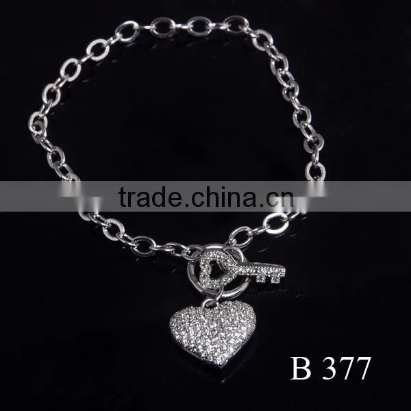 Fashionable Floating Locket Pendant Heart Bracelet photo-3
