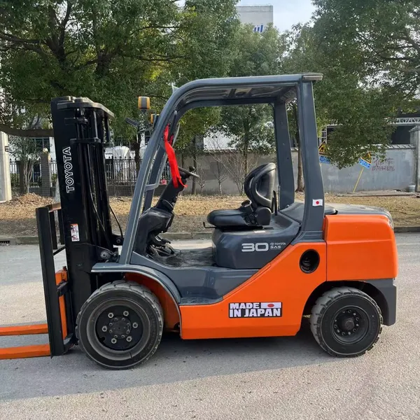 Original ImportedSold Second-hand 3-ton Toyota Forklift With a Three Section Gantry Raised by 4.5 Meters, Imported Forklift TCM 3-ton Three Section Gantry Lifting 4.5 Meters Forklift for Sale at a Low Price photo-4