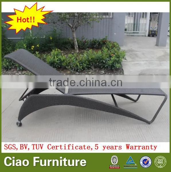Outdoor Rattan Chaise Lounge Furntiure Beach Sun Lounger With Wheels photo-2