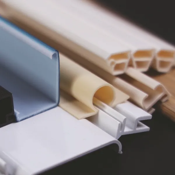 Perfil de extrusión de PVC rígido, semi-rígido y espumoso personalizado para uso industrial
