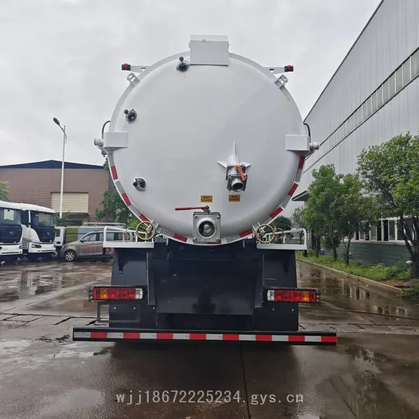 Sinotruk Howo 8x4 Rear Axle 371hp Export Type Sewage Suction Truck, 6x4 Right-hand Drive Vacuum Sewage Suction Truck photo-4