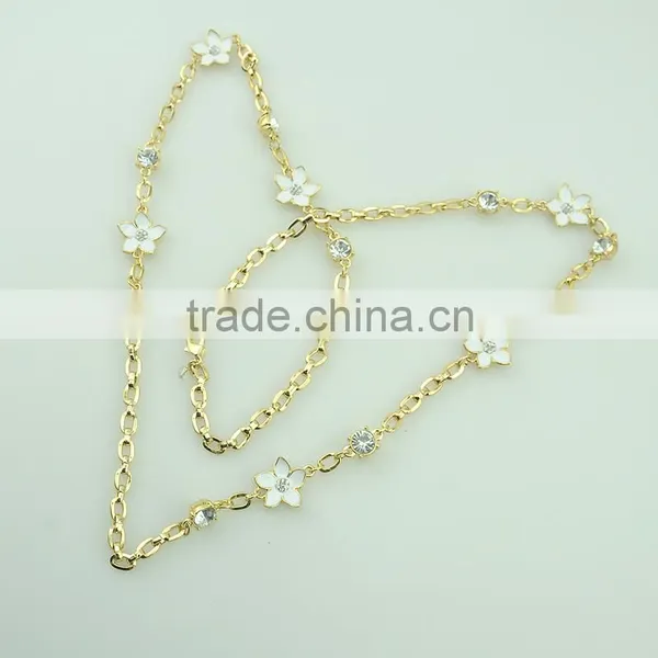 China Manufacturer Supply Gold Plated Handmade White Epoxy Alloy Flowers and Crystal Stones Earring and Necklace Jewelry Sets photo-4
