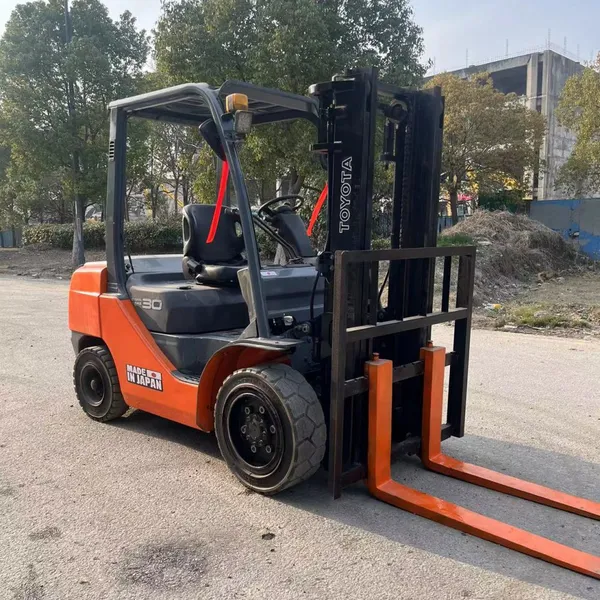 Original ImportedSold Second-hand 3-ton Toyota Forklift With a Three Section Gantry Raised by 4.5 Meters, Imported Forklift TCM 3-ton Three Section Gantry Lifting 4.5 Meters Forklift for Sale at a Low Price photo-5