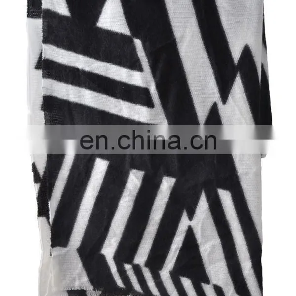 Wholesale Fall Scarf Winter Warm Scarf Cheap Black And White Shawl in Stock photo-2
