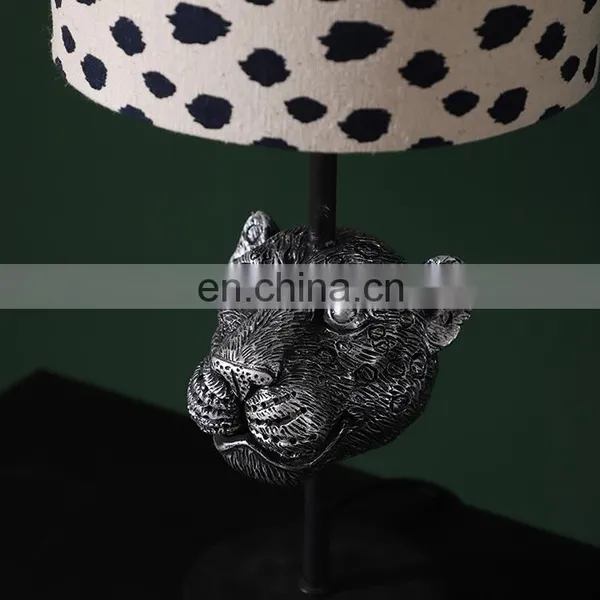Elegant Nordic Style Luxury Silver Resin Craft Gifts Desk Light Bedroom Bedside Table Lamp photo-2