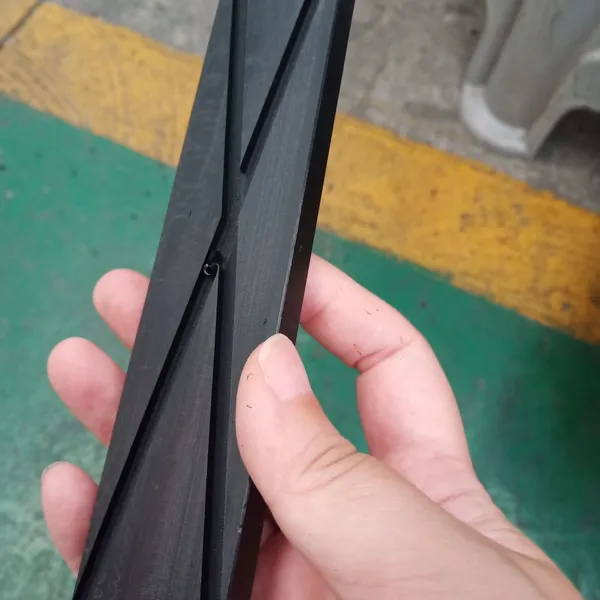 Non-squeaking Wear Pads on Mobile Crane Booms