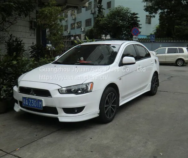Автомобиль Mitsubishi Lancer окружен передними и задними рампами, а рампы имеют выступы снизу.