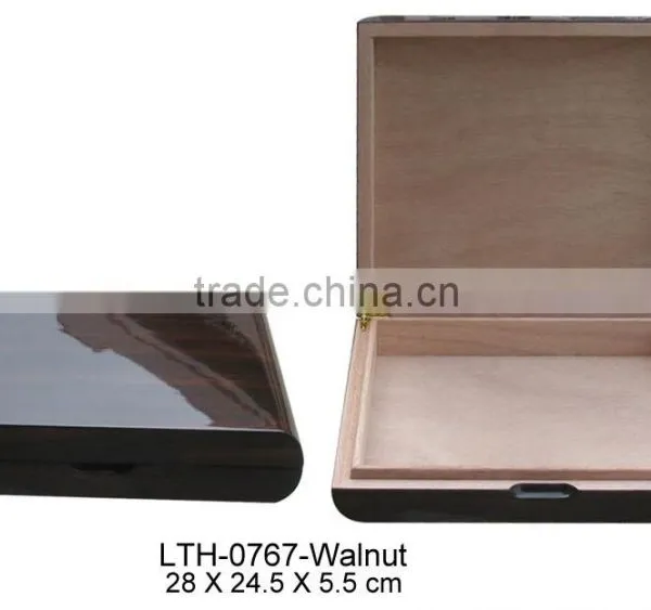 Lacquer Finish Wooden Gift Box photo-2