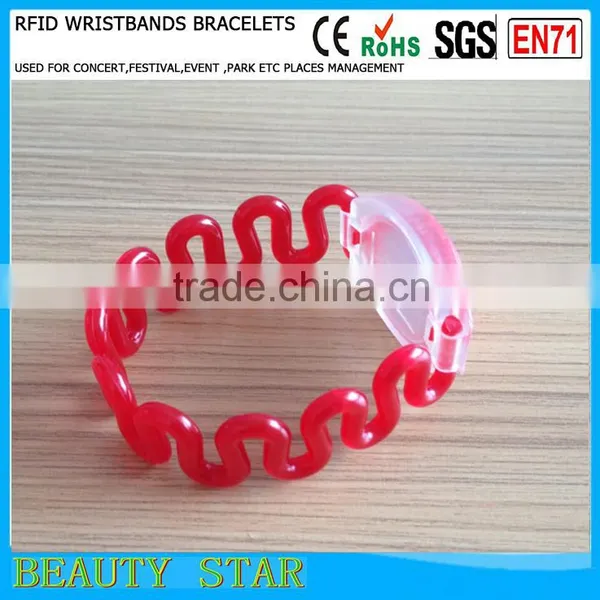 Hot Selling RFID Plastic Wristbands Flexiable Size for Amusement Park