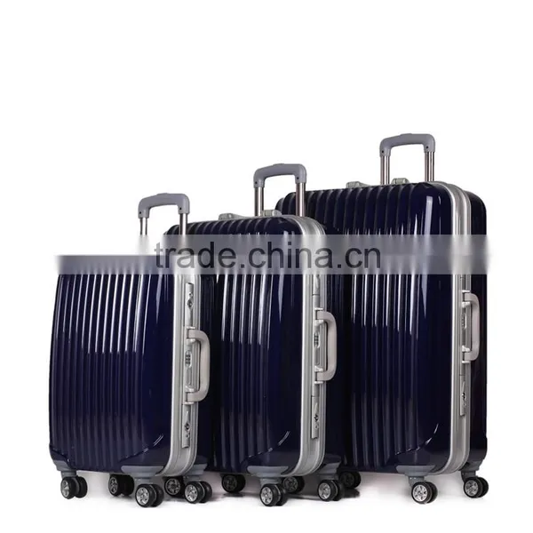 A Set Of 3 Pieces Unique Aluminum Frame Luggage Set