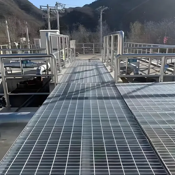 Hot Dipped Galvanized Steel Grating / Serrated Steel Bar Grating for Platform Building Material Galvanized Steel Drainage Grating Trench Cover photo-4