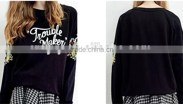 Female black round collar collar fleece.