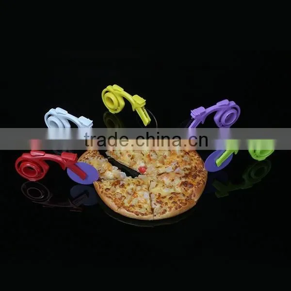 2015 Fashion Bicycle Pizza Knife With Colorful Blade