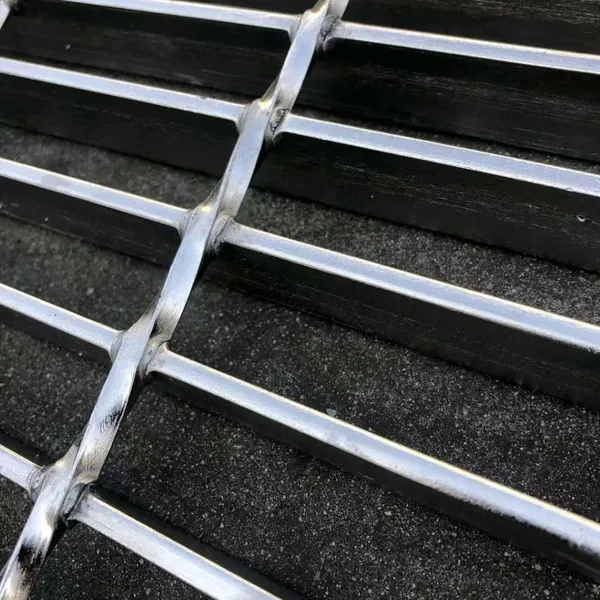 Corrosion Resistant Hot Dipped Galvanized Steel Grating for Outdoor and Municipal Engineering photo-4