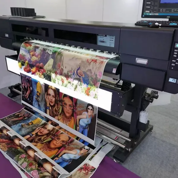 Imprimante UV rouleau à rouleau à corps léger de 1,8 m avec rouleaux pinceurs et Epson i3200 U1 pour impression rétroéclairée.