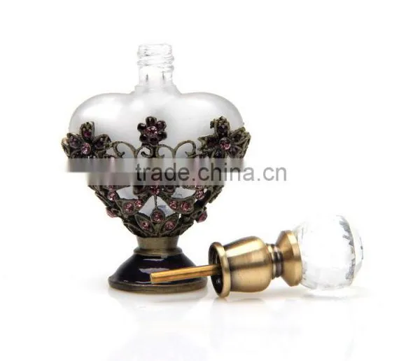 Classic Simple Heart Shaped Glass Perfume Bottle With Gold Cap photo-4