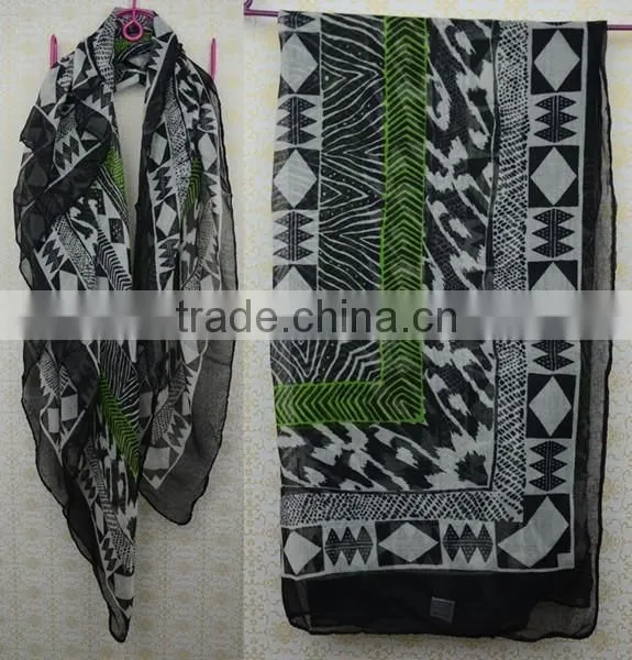81310130 White and Black Geometrical Gauze Scarf