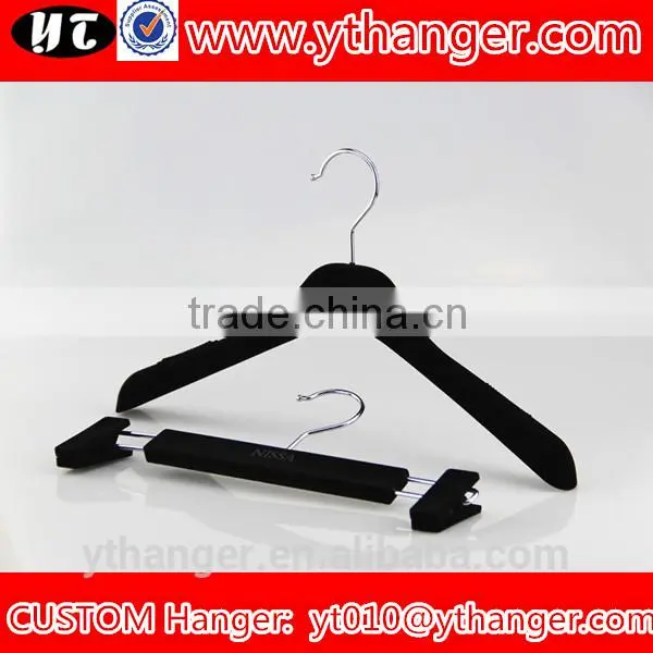 YY0451 Black Mens t Shirts Plastic Hanger Velvet Thin Clothes Hanger With Logo photo-2